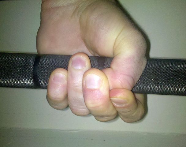 hook grip on barbell for deadlifts